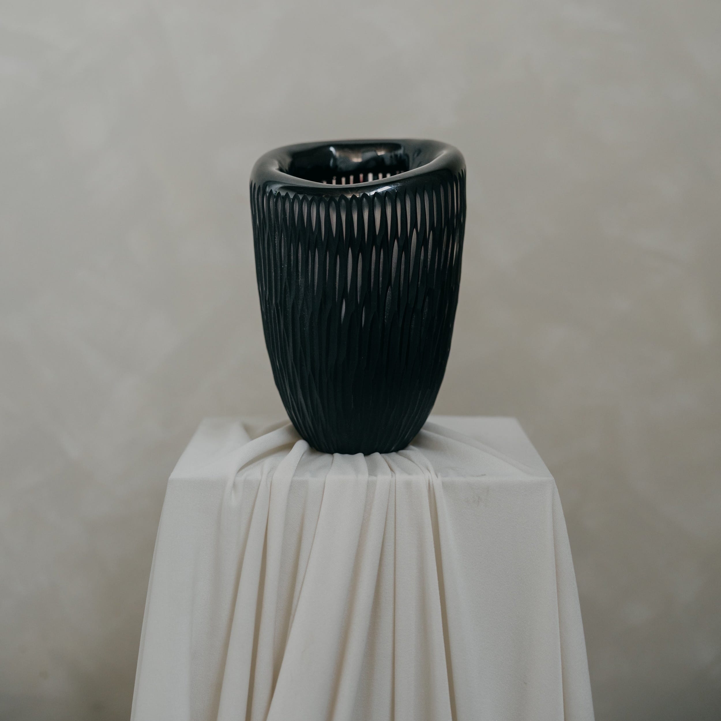 Black textured ceramic flower vase Maison Bloomé Adelaide florist