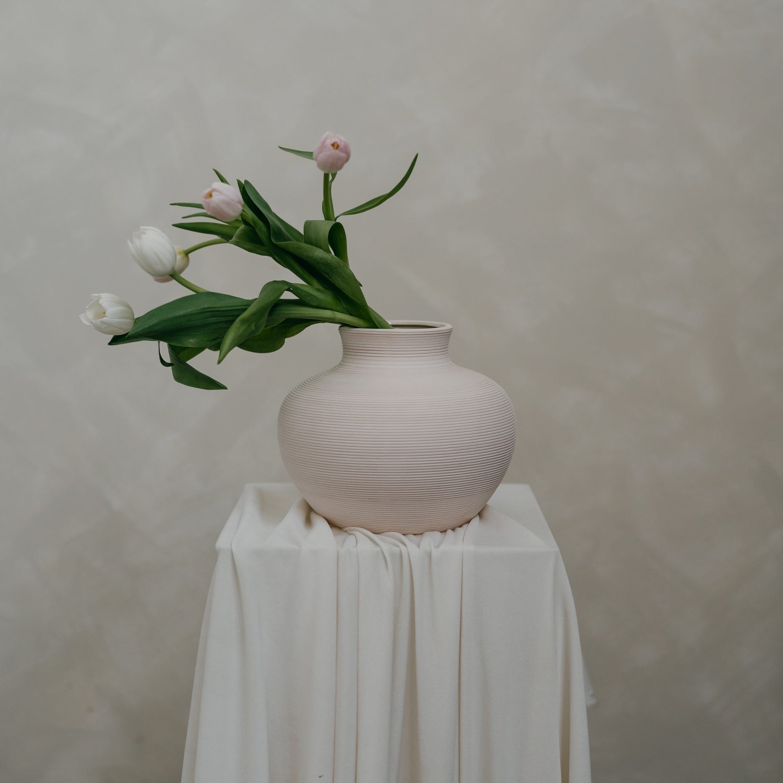 Cream ceramic flower vase Maison Bloomé Adelaide florist